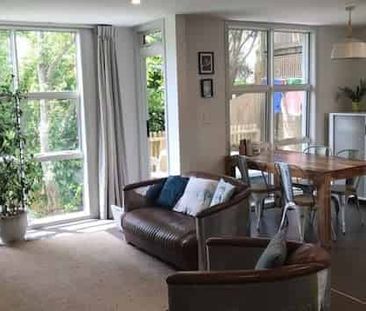 Modern 4BR Townhouse in Mount Cook - Photo 3