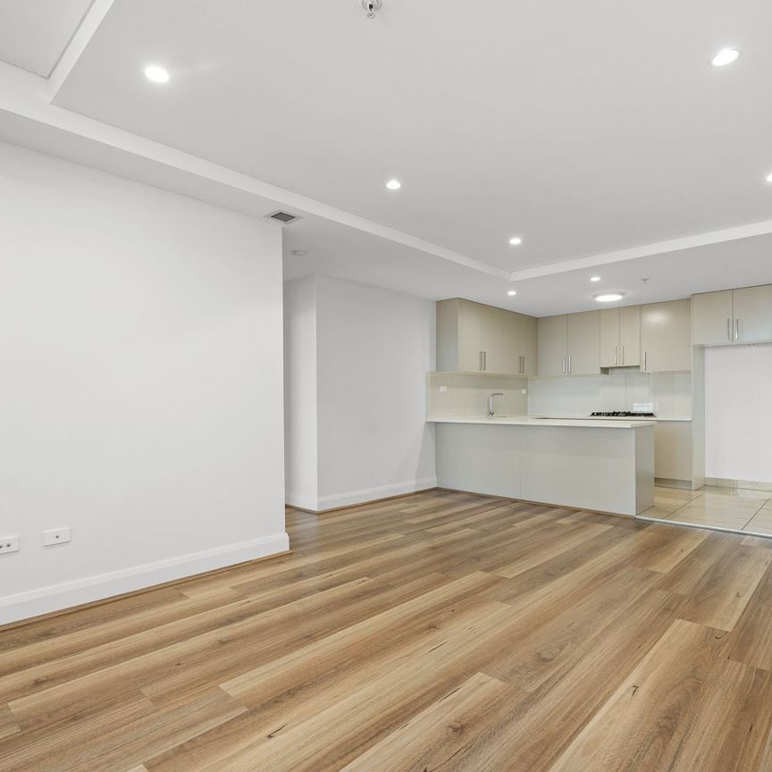 Level 6, Prime location, Minutes Walk To Station And Shopping Centre!! - Photo 1