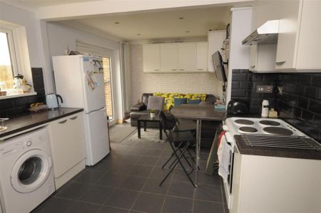 1 bedroom in a house share to rent - Photo 4