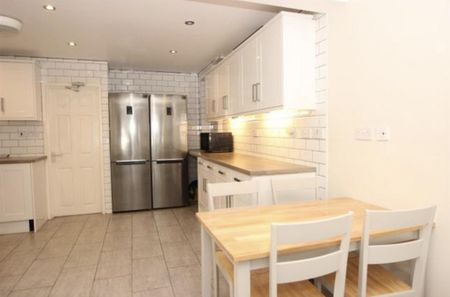 6 bedroom semi-detached house to rent - Photo 2