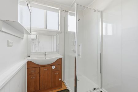 Three Bedroom Family Home - Photo 4