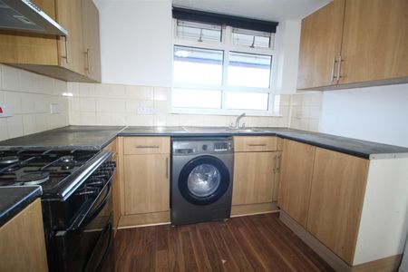 3 Bedroom Flat - Purpose Built To Let - Photo 3