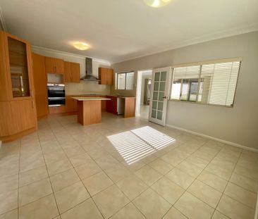 Charming 3 Bedroom Home with Lots of Space - Photo 4