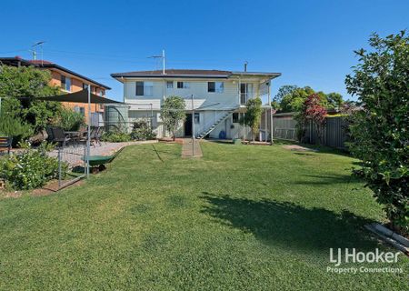 3 BEDROOM HOME WITH RUMPUS ROOM DOWNSTAIRS - Photo 2