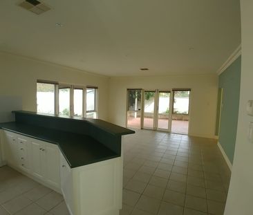 EXECUTIVE LIVING CLOSE TO SCHOOLS, SHOPPING AND TRANSPORT - Photo 6