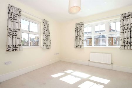 A beautifully presented five bedroom house with courtyard garden, garage and driveway - Photo 4
