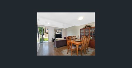 Stylish & Spacious Modern Townhouse – Central Location Between Sydney & Parramatta CBDs! - Photo 3