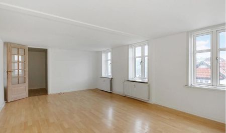 Rummelig 3-værelses lejlighed beliggende i Aalborg centrum - Photo 3