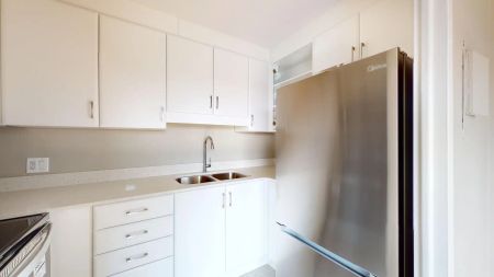 Canterbury Square — Renovated 1 Bedroom - Photo 2