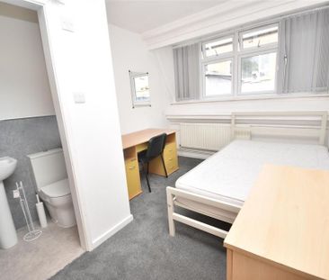 6 bedroom flat to rent - Photo 2