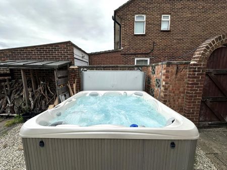 4 bedroom semi-detached house to rent - Photo 5