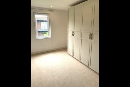 3 Bed Flat, Dowding Drive, SE9 - Photo 2