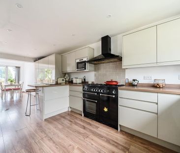 4 bedroom semi-detached house to rent - Photo 6