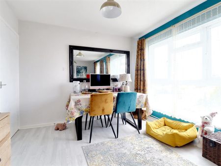 2 Bedroom Flat / Apartment to let - Photo 5