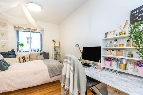 4 bedroom flat to rent - Photo 1