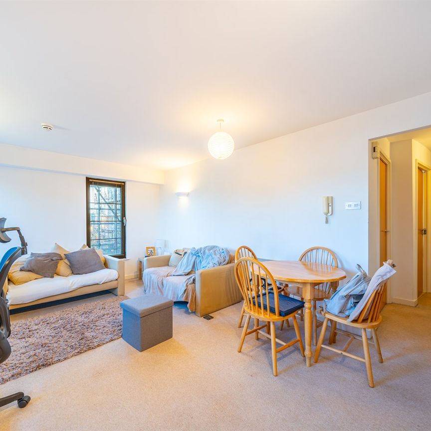 Park West, NG7 - Photo 1