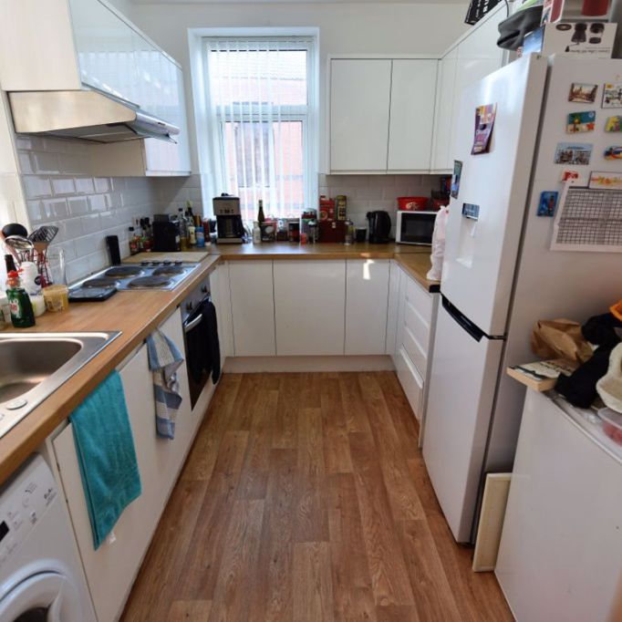 2 bedroom Flat in Flat 2, Leeds - Photo 1