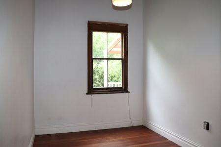 Cosy 5-Bedroom Home with lots of Character - Surrounded by Fruit Trees - Photo 5