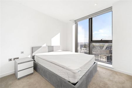 A modern and bright three double bedroom, two bathroom twentieth floor apartment located within a luxury new build development just opposite Edgware Road tube station. EPC rating: B - Photo 4