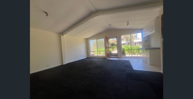 Beautiful 3-Bedroom Home with Studio & Mature Gardens - Photo 1