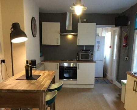 1 bedroom in a house share to rent - Photo 5