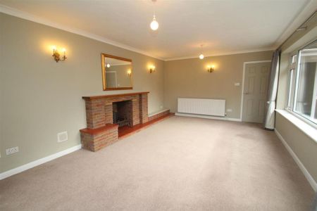 4 bedroom detached house to rent - Photo 2