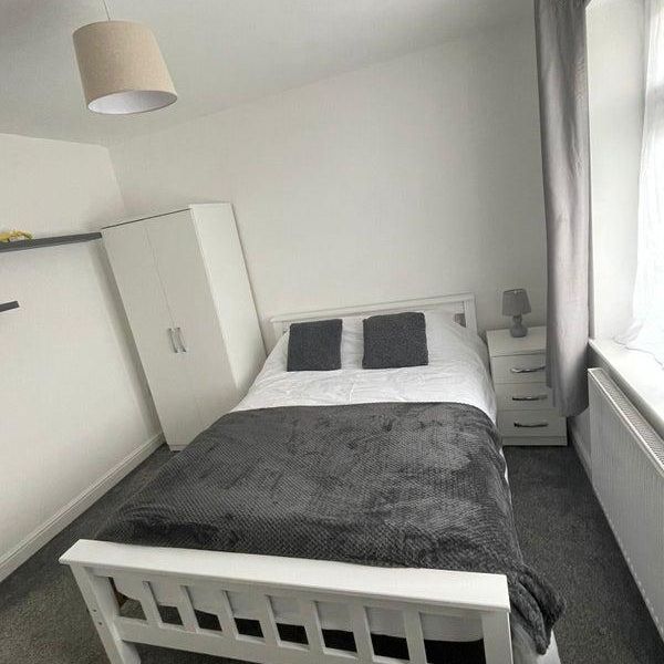 1 bedroom in a house share to rent - Photo 1