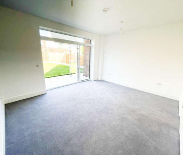 College Gardens, Rochford, SS4 - Photo 1