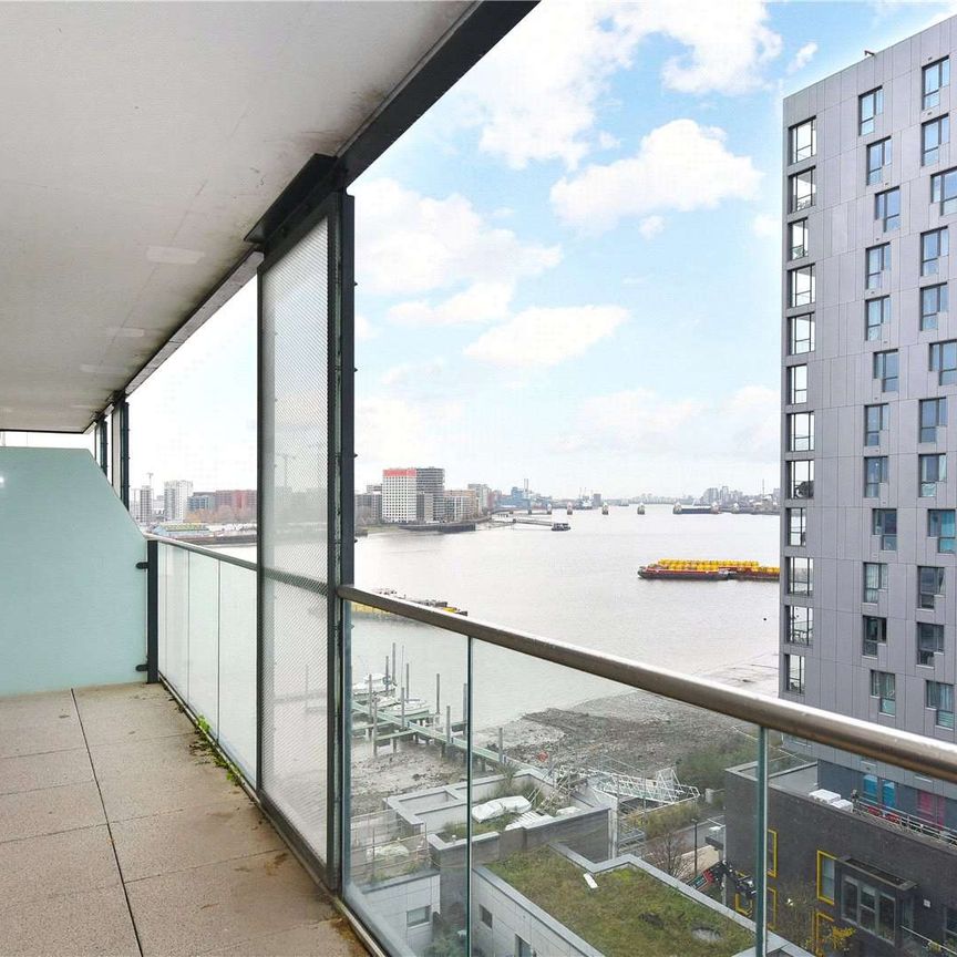 A fantastic opportunity to rent this upper floor apartment which offers impressive views overlooking the River Thames. - Photo 1