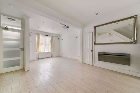 Superbly presented 3 double bedroom flat to rent. - Photo 2