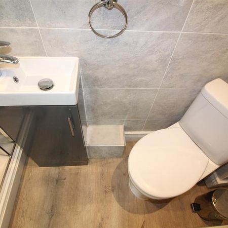 1 bedroom in a house share to rent - Photo 4