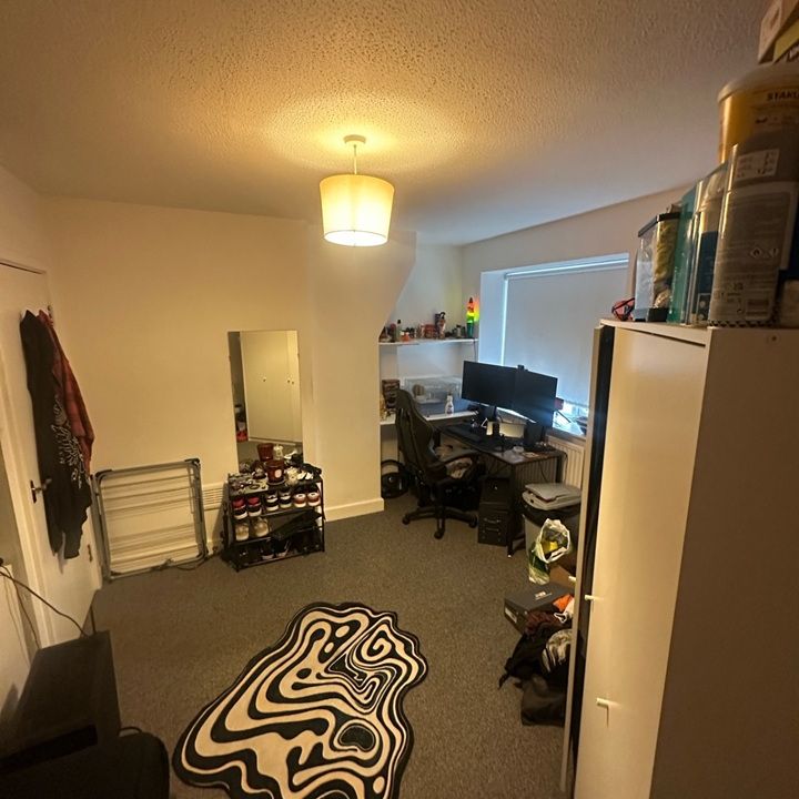 2 Bed Flat, Redmires Court, M5 - Photo 1