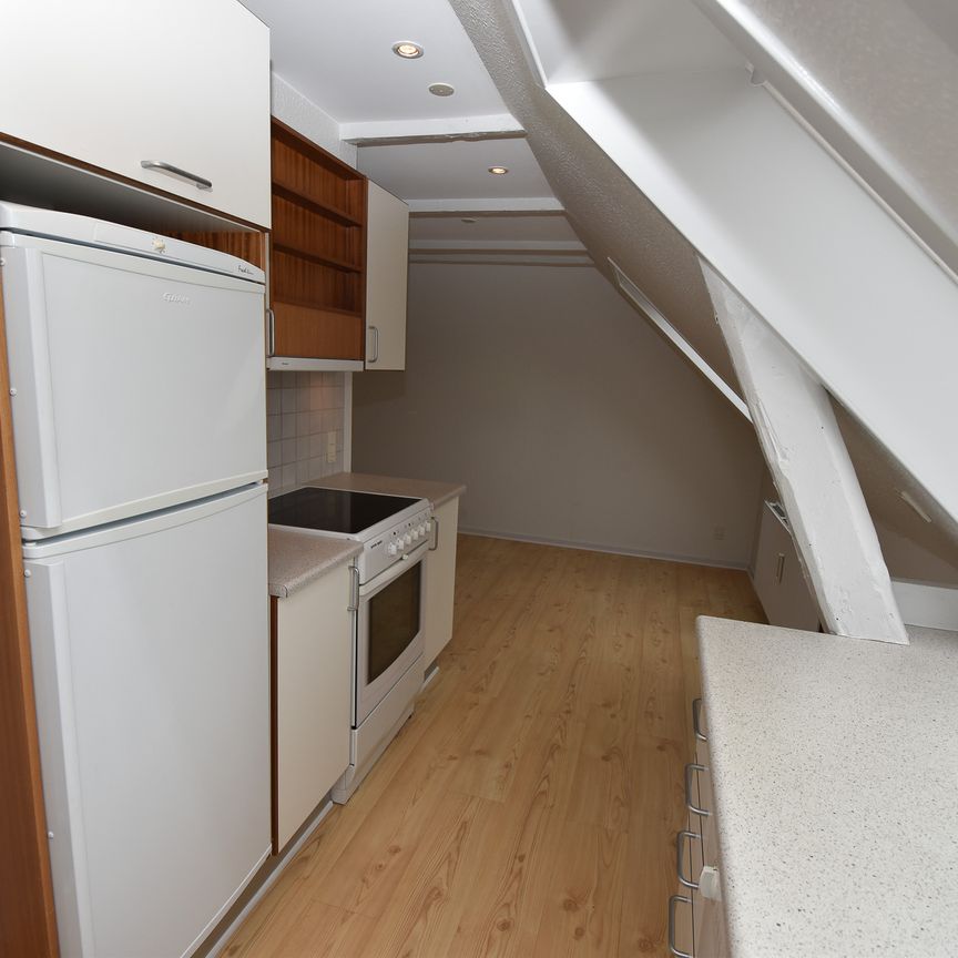 Lys taglejlighed med moderne detaljer og central beliggenhed - Photo 1