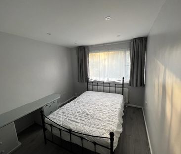 5 Bed Semi-Detached House, Pomfret Avenue, LU2 - Photo 6