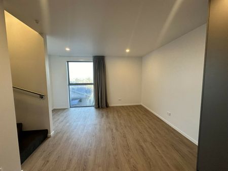 Perfectly located townhouse with stunning views! - Photo 5