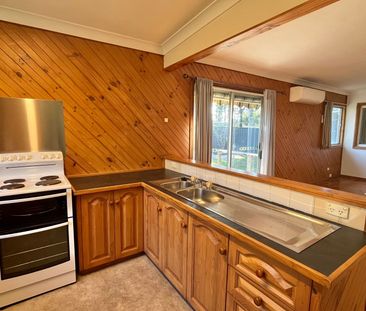 Sunny 3 Bedroom Cottage with Bushland Outlook - Photo 5