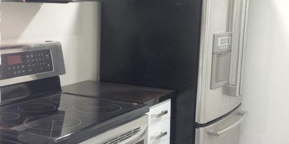 ** COMPLETELY RENOVATED LUXURY ** - Photo 3