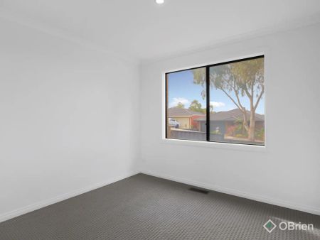 28 Botham Crescent, Pakenham VIC 3810 - Photo 5