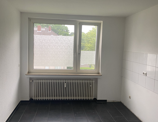 Wir renovieren für Sie! gut geschnittene 2 Zimmerwohnung mit Wannenbad und grossem Balkon - Foto 1