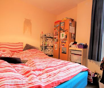 4 Bed Terraced House, Grange Avenue, RG6 - Photo 4