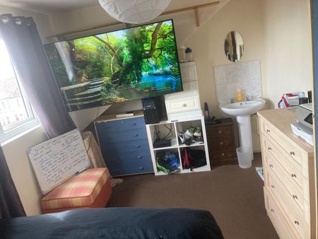 3 Bed Maisonette, Gloucester Road, BS7 - Photo 3