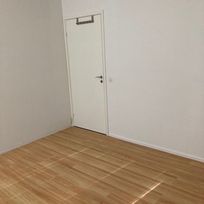 Delvis möblerat rum till kvinnlig student - Photo 1