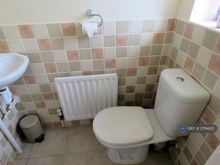 3 bedroom semi-detached house to rent - Photo 3