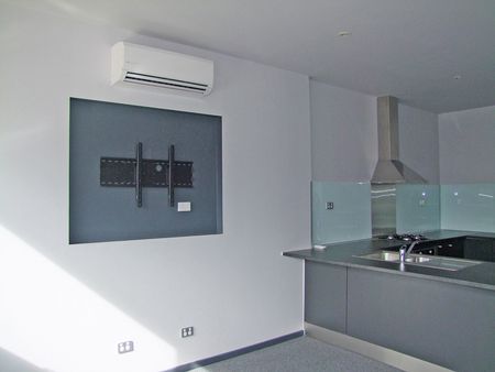 Stylish two-bedroom apartment - Some utilities & white goods included - Photo 4