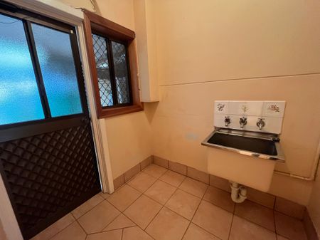 To register & apply for this property, please use this link: https://snug. com/ - Photo 5