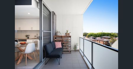 Gorgeous Split Level Two Bedroom Apartment in Ultra-Convenient Position - Photo 4