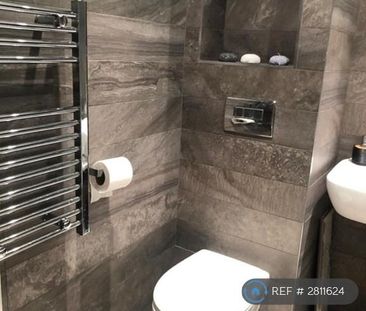 1 bedroom in a flat share to rent - Photo 5