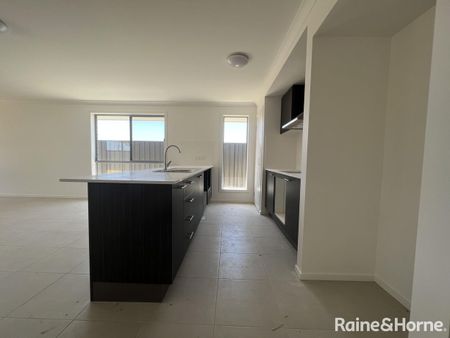 4 Bedroom Home Family Home! - Photo 5