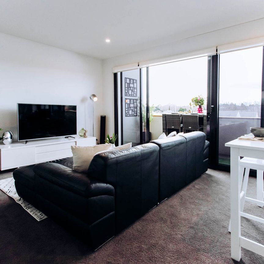 Fully Furnished Windsor Residence with Parking - Photo 1