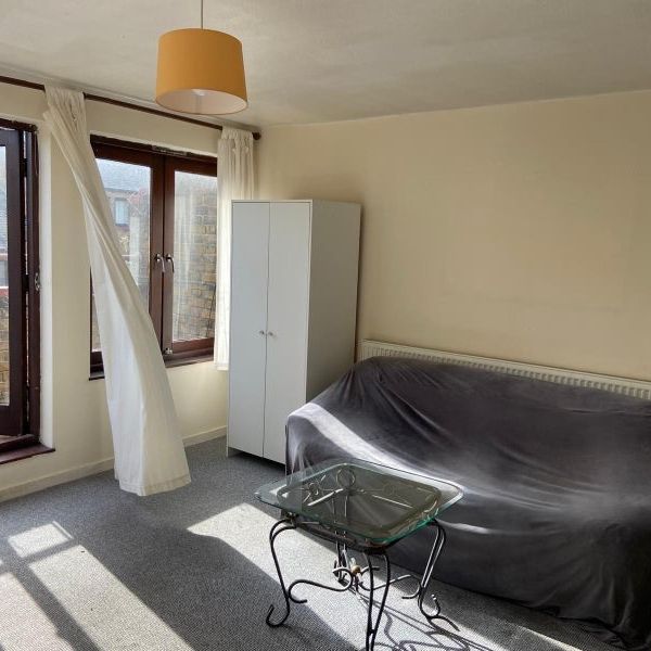 Room in a Shared House, Maysoule Road, SW11 - Photo 1
